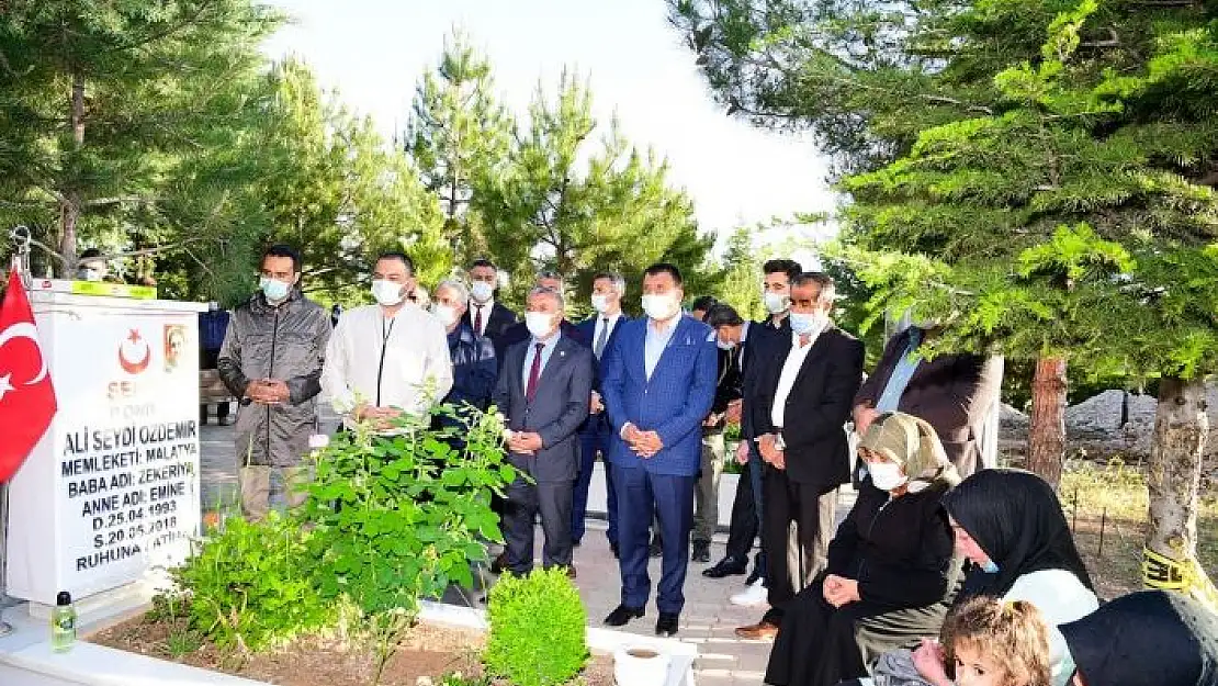 'Başkan Gürkan, bayramın ilk gününde şehitliği ziyaret etti'