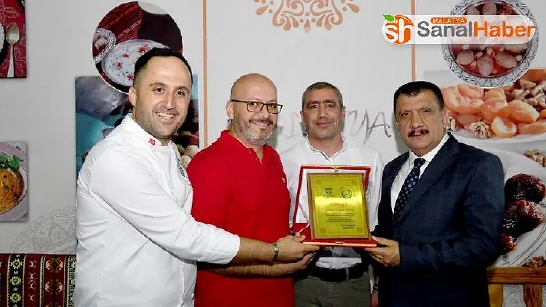 Kayısılı Dondurma Reklamına Gürkan'dan plaket