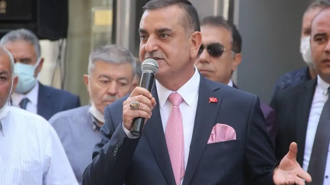 'Başkan kurban kestirerek göreve başladı'