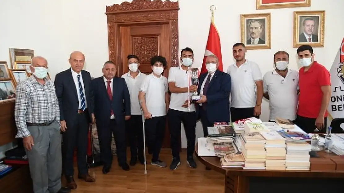 'Başkan Mahçiçek´ten ampute sporculara malzeme desteği'