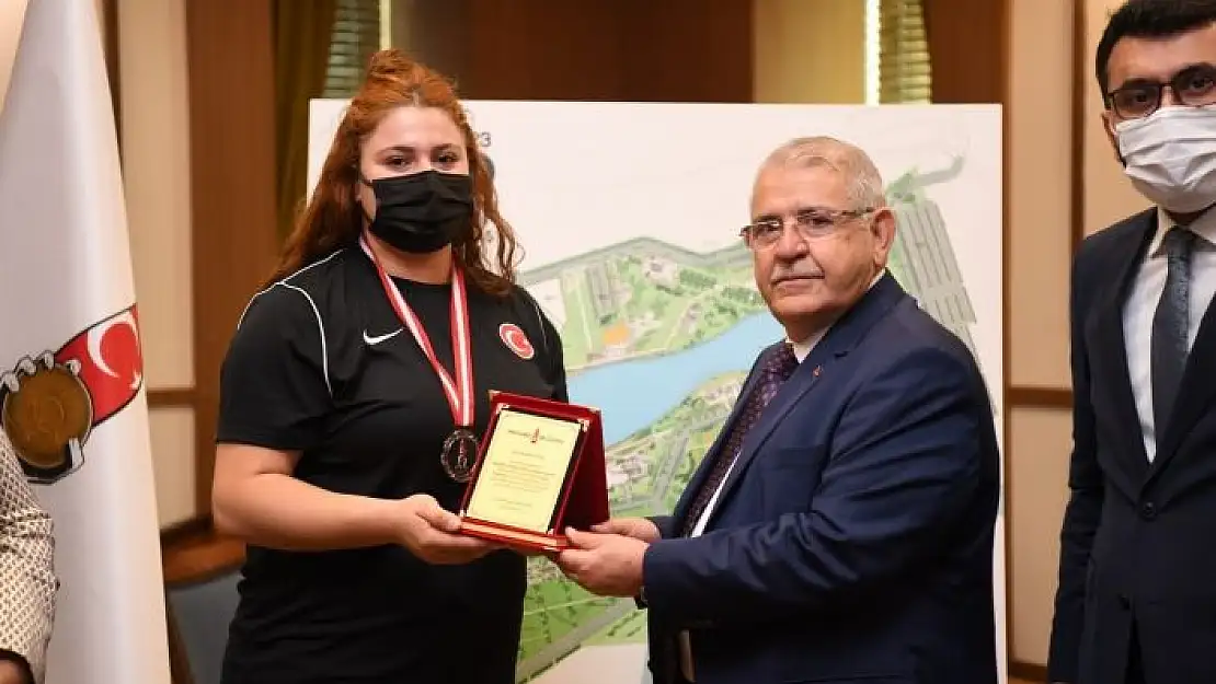 'Başkan Mahçiçek´ten milli halterciye hediye'