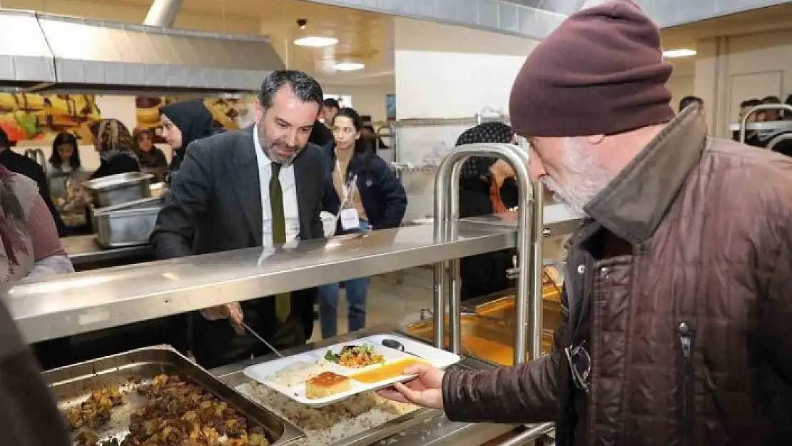 'Başkan Şerifoğulları, iftar sofrasında depremzede vatandaşlarla buluştu'