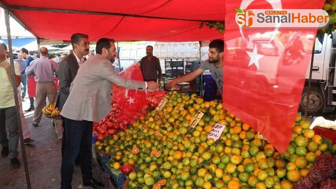 Başkan Şerifoğulları,Mehmetçiğe destek için Türk bayrağı dağıttı