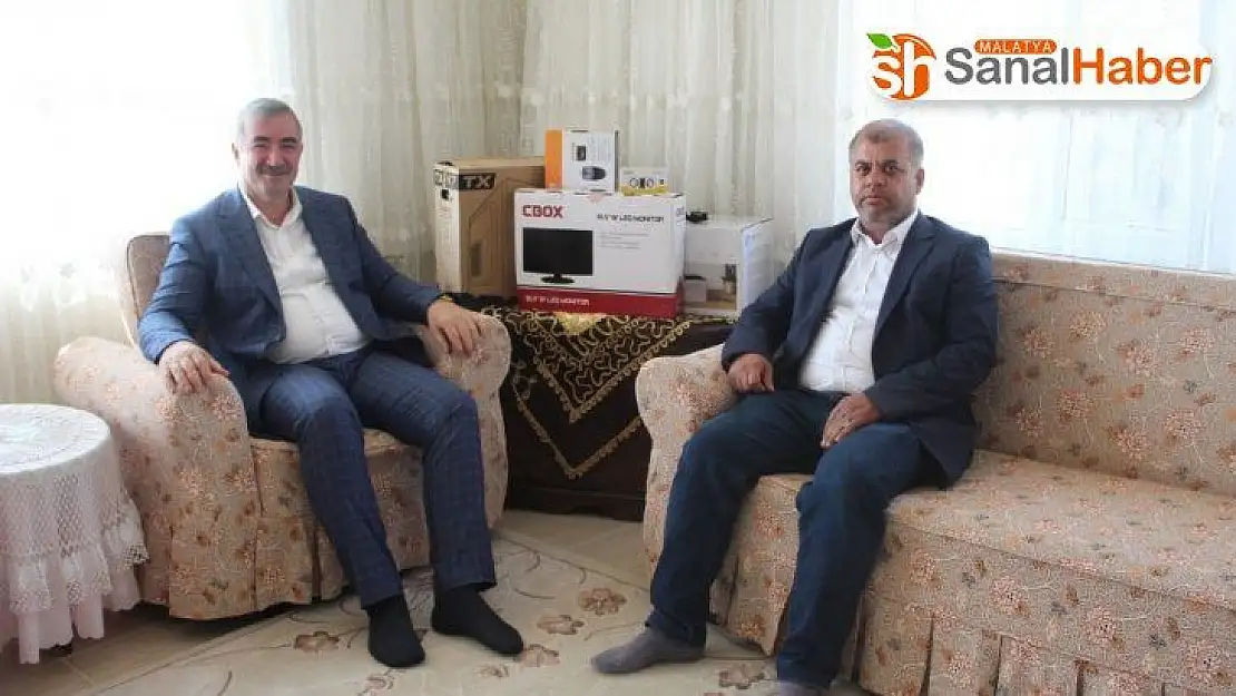 Başkan Turanlı muhtarlara bilgisayar hediye etti