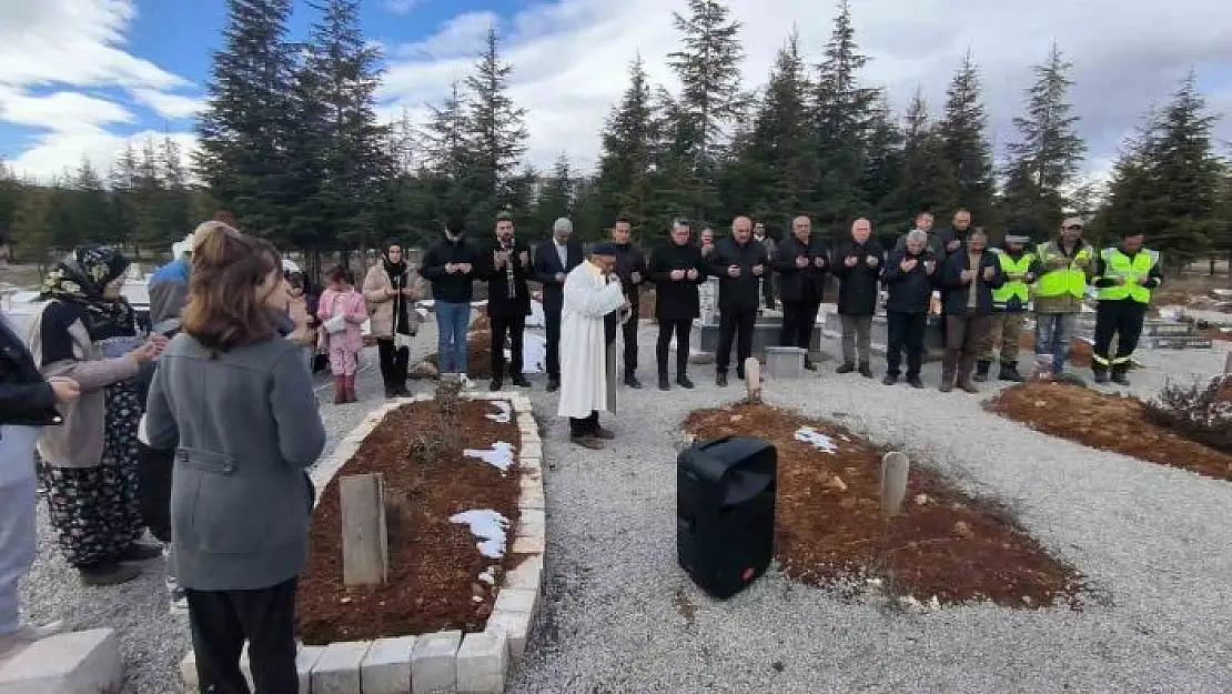 'Başkan Zelyurt, Doğanşehirde depremde hayatını kaybedenlerin mezarlarını ziyaret etti'