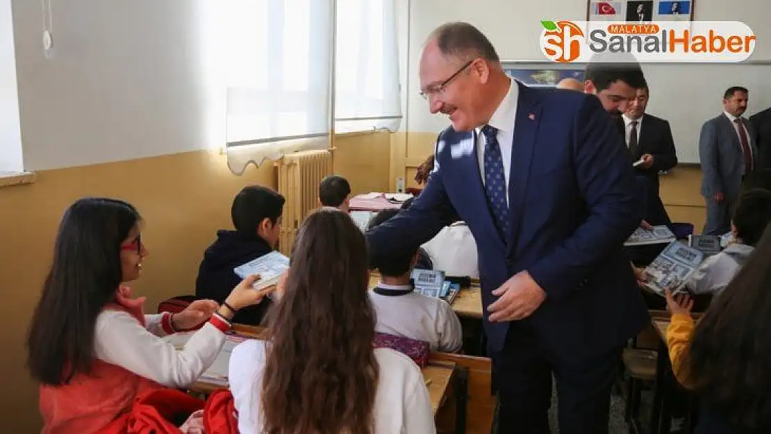 Başkandan öğrencilere kitap hediyesi