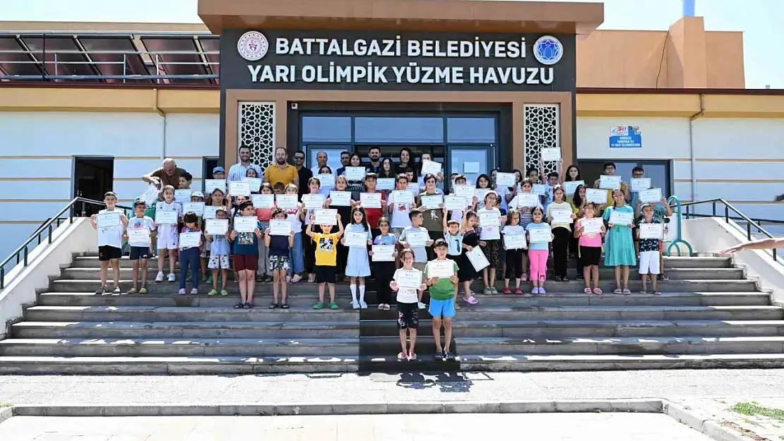 Battalgazi Belediyesi'nin 'Yüzme Bilmeyen Kalmasın' projesiyle 110 çocuk yüzmeyi öğrendi