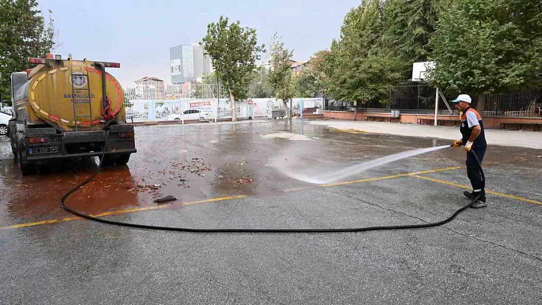 Battalgazi'de okul bahçeleri temizlendi