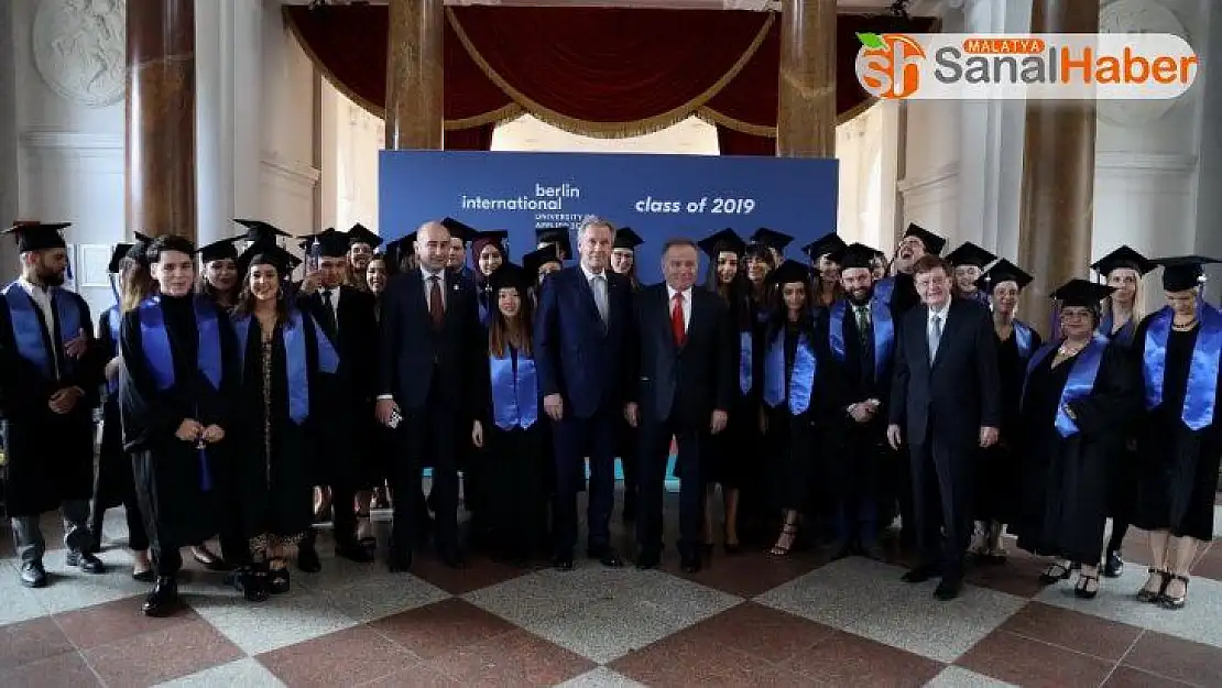 BAU Internatinal 3. dönem mezunlarını verdi