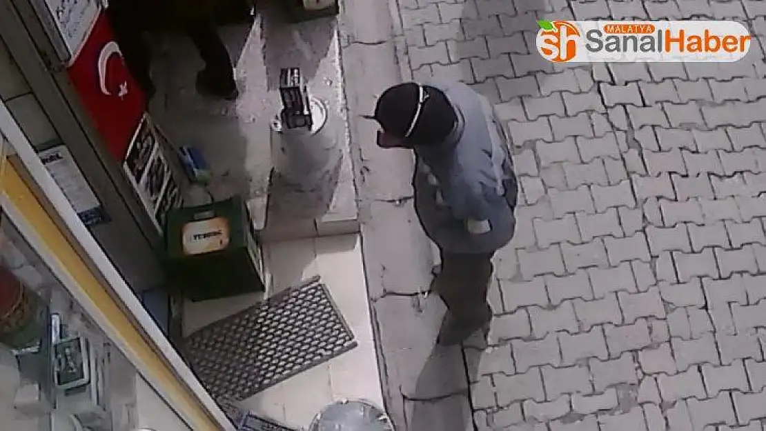 Bayrağı öpmek için herkesin gitmesini bekledi