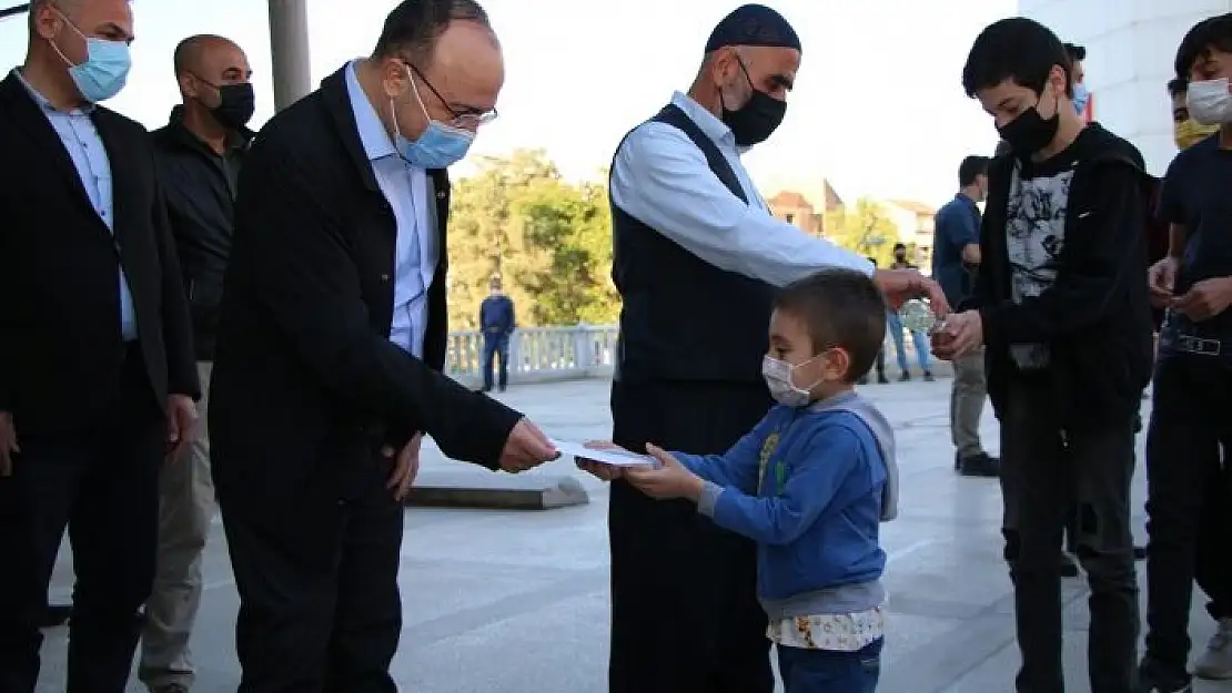 'Bayram namazı sonrası vali uyardı, şeker yerine virüs ikram etmeyin'