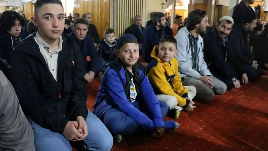 'Bayram namazında 7´den 70´e herkes tarihi camiye akın etti'