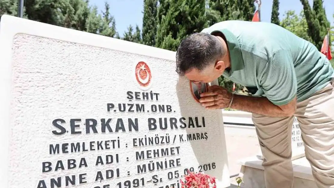 'Bayram ve Babalar Gününde şehit oğluna ziyaret'