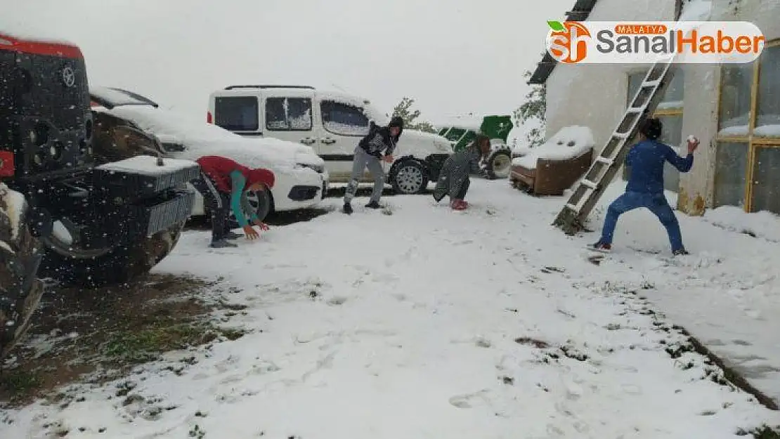 Bayramın tadını lapa lapa yağan kar altında kartopu oynayarak çıkarttılar