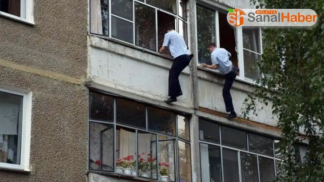 Bebeğini pencereden atmak isteyen babayı polis engelledi