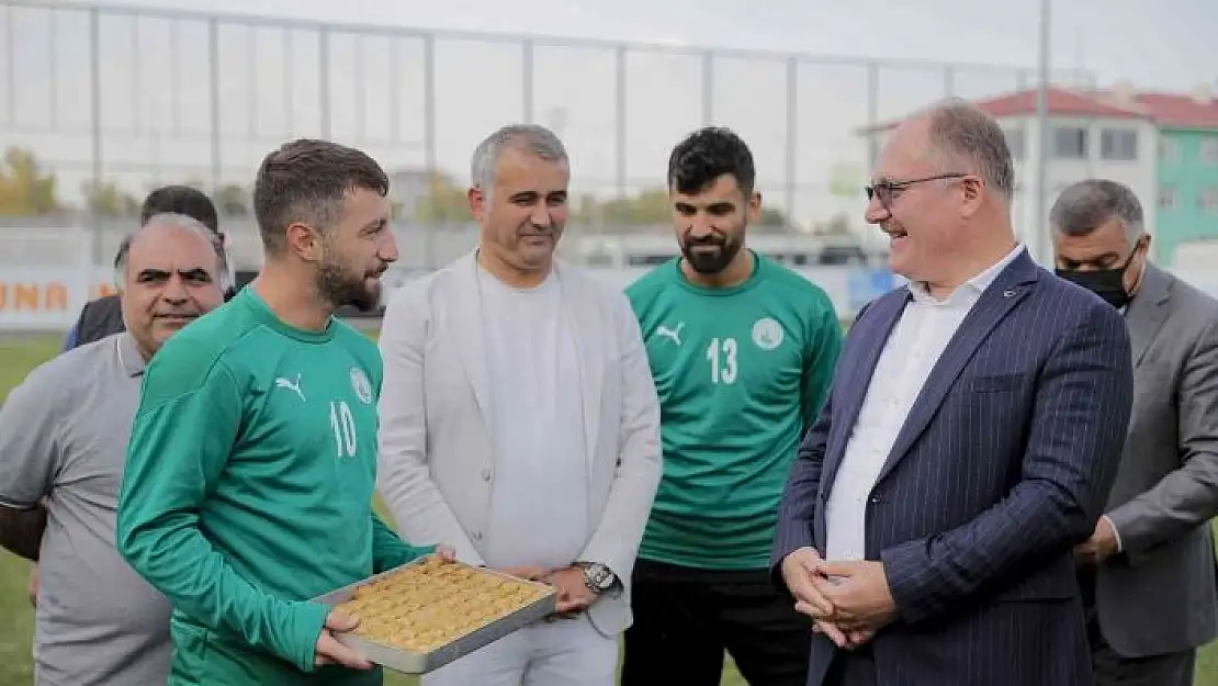 'Belediye Başkanı Bilgin´den lider takıma baklava dopingi'