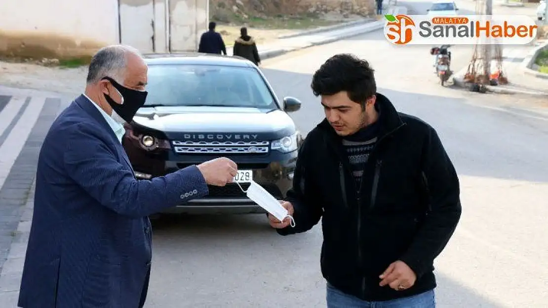 Belediye Başkanı maske dağıttı