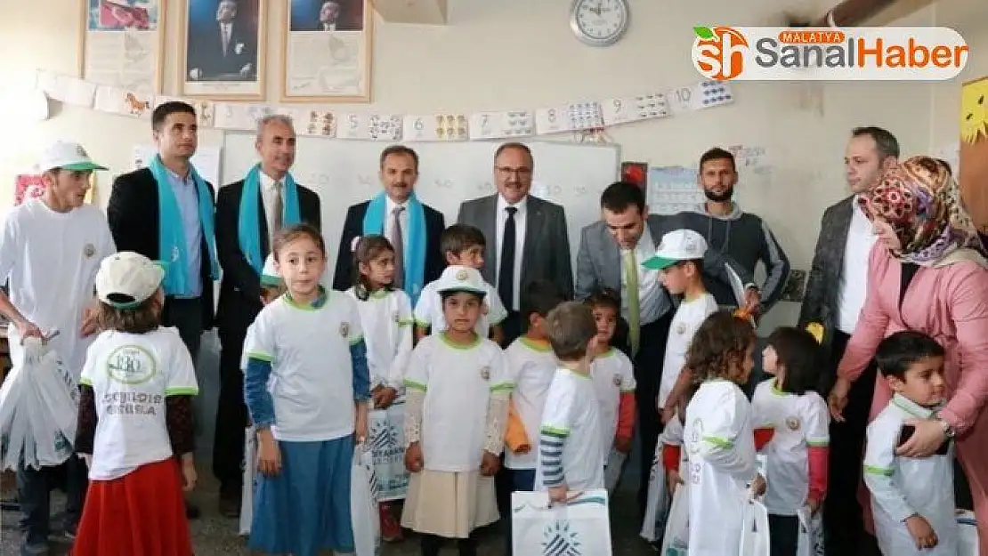 Belediye Başkanı Kılınç, köy okulu öğrencilerine kırtasiye malzemesi dağıttı