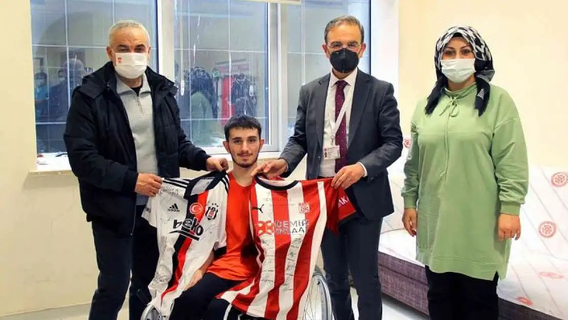 'Beşiktaş hayranı hastaya Rıza Çalımbay´dan forma sürprizi'
