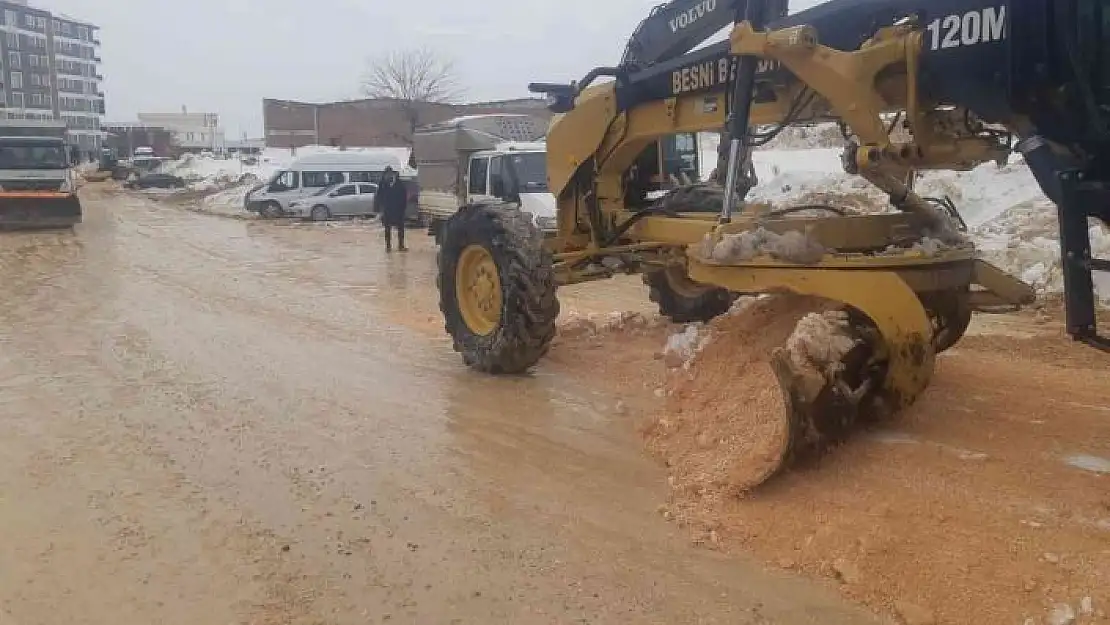 'Besni Belediyesi bozulan yolları onarıyor'