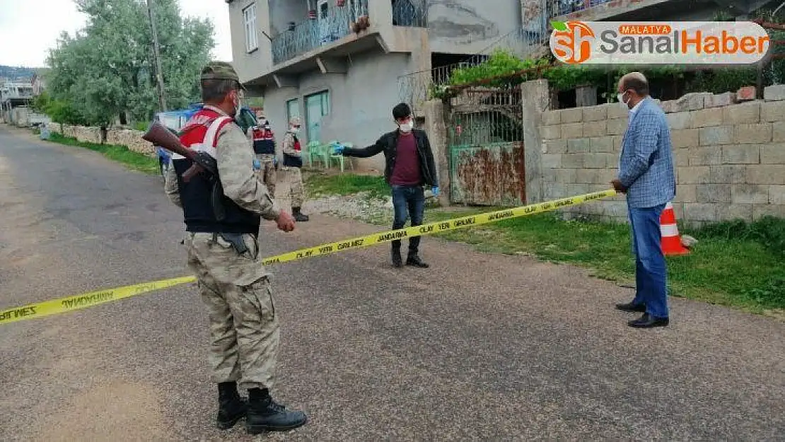 Besni CHP'den ihtiyaç sahiplerine maske ve gıda yardımı