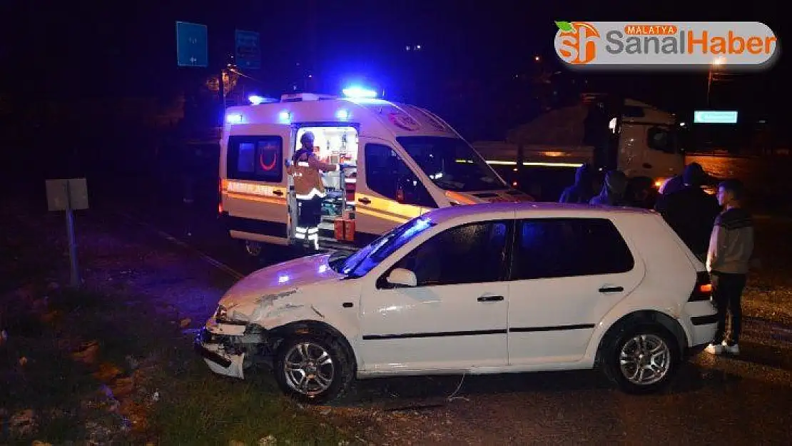 Besni'de 2 otomobil çarpıştı