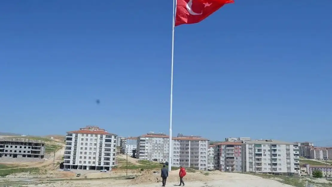 'Besni´de dev Türk Bayrağı göndere çekildi'