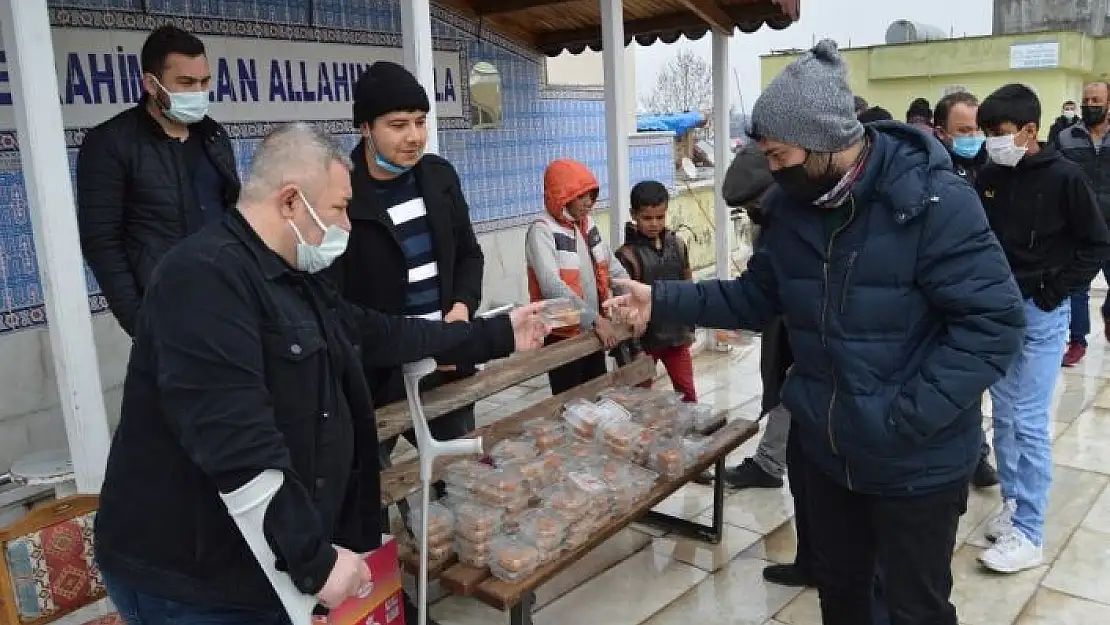 'Besni´de Muhsin Yazıcıoğlu anısına tatlı dağıtıldı'