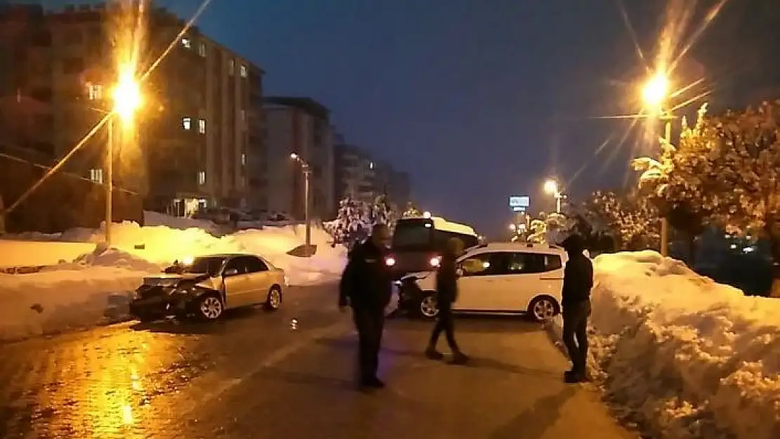 'Besni´de otomobil ile hafif ticari araç çarpıştı: 2 yaralı'