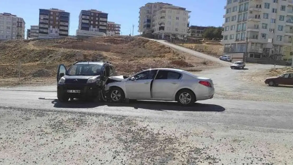 'Besni´de trafik kazası: 2 yaralı'