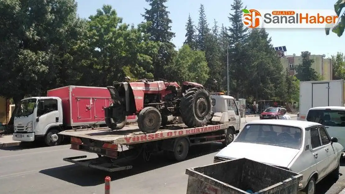 Besni'de traktör devrildi: 2 yaralı