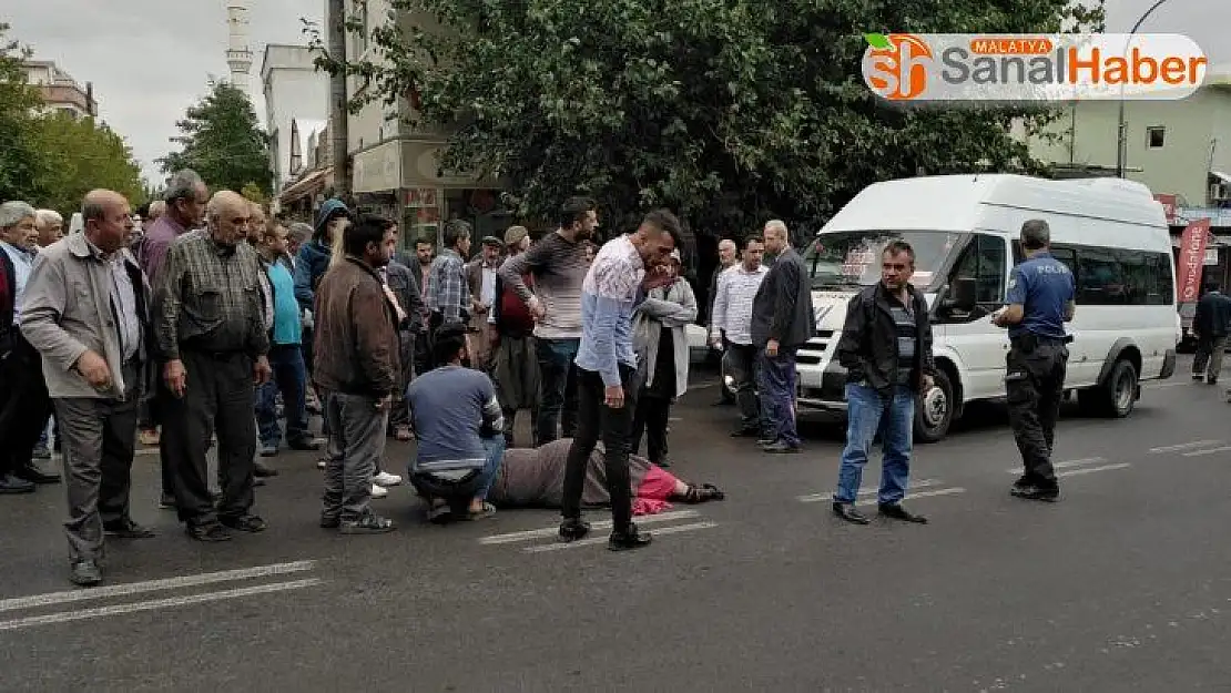 Besni'de yolcu minibüsü yayaya çarptı