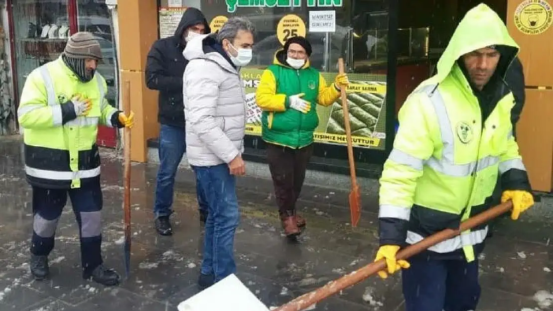 'Besni´nin kaldırımları kardan temizleniyor'