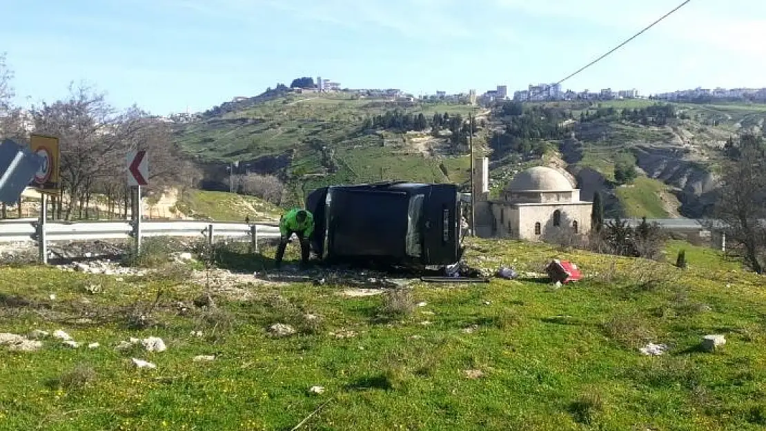 'Besnide hafif ticari araç takla attı: 7 yaralı'