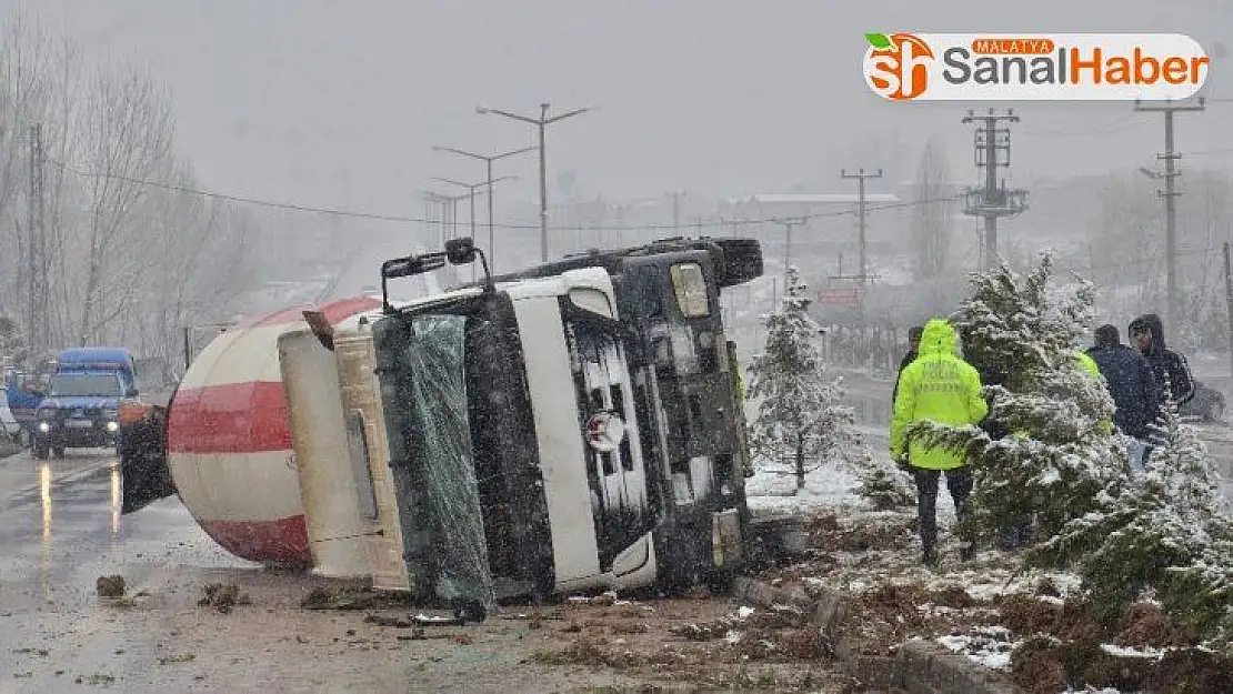 Beton mikseri devrildi: 2 yaralı