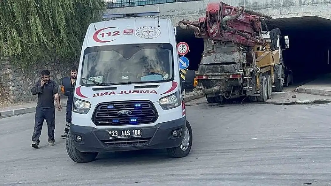 'Beton pompa aracı alt geçitten geçmeye çalıştı: 2 yaralı'