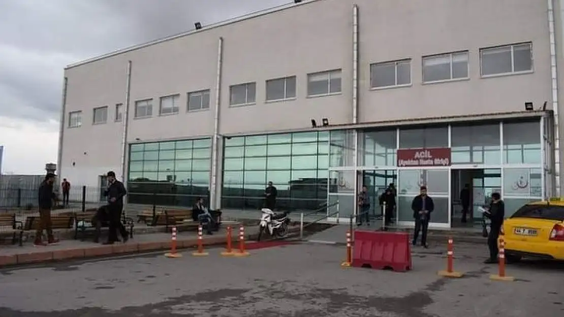 'Bıçaklı saldırgan 2 kişiyi yaraladı'