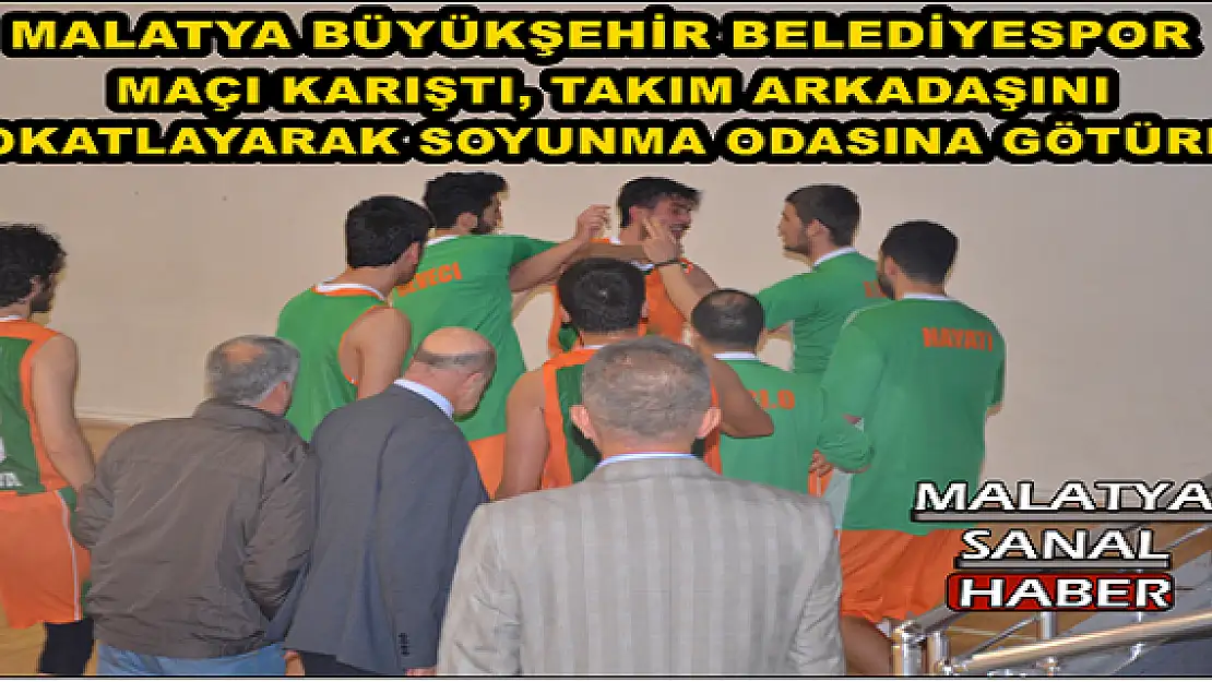 TAKIM ARKADAŞINI TOKATLAYARAK SOYUNMA ODASINA GÖTÜRDÜ 