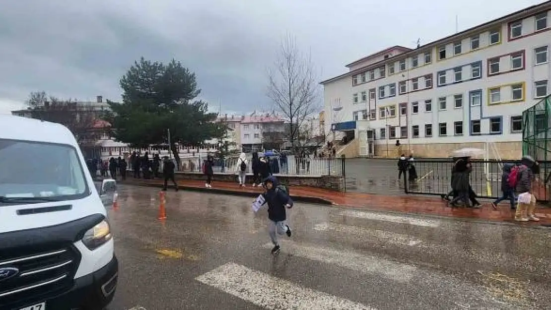 'Bingöl merkezli deprem Elazığ´da da hissedildi, öğrenciler tahliye edildi'