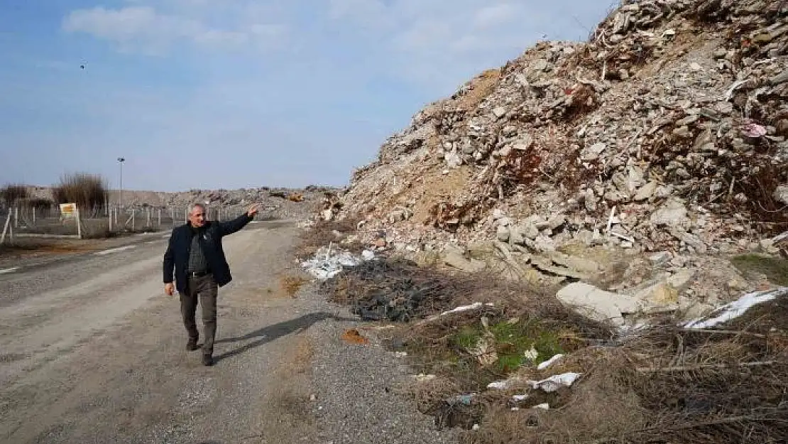 'Binlerce hayali altında bırakan moloz yığınları dağ oldu'