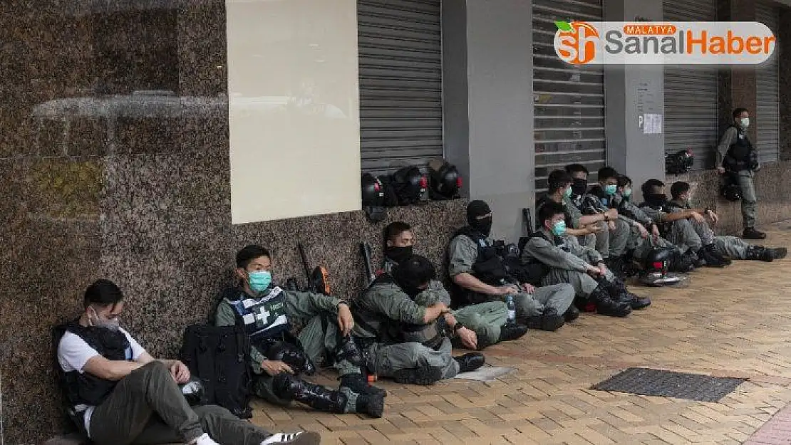 Binlerce Hong Konglu, Çin Ulusal Marşı'na karşı sokaklara döküldü