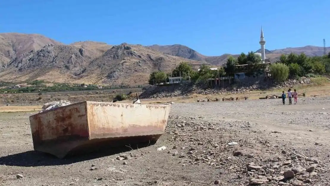 'Bir zamanlar tekne turu yapılıyordu, suların çekilmesi ile o köy kuraklığın ortasında kaldı'