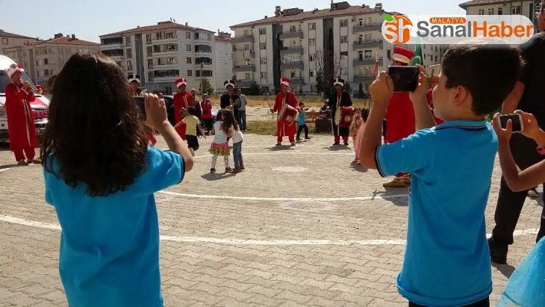 Birinci sınıf öğrencileri, şehir turu ve mehteranla okula 'Merhaba' dedi