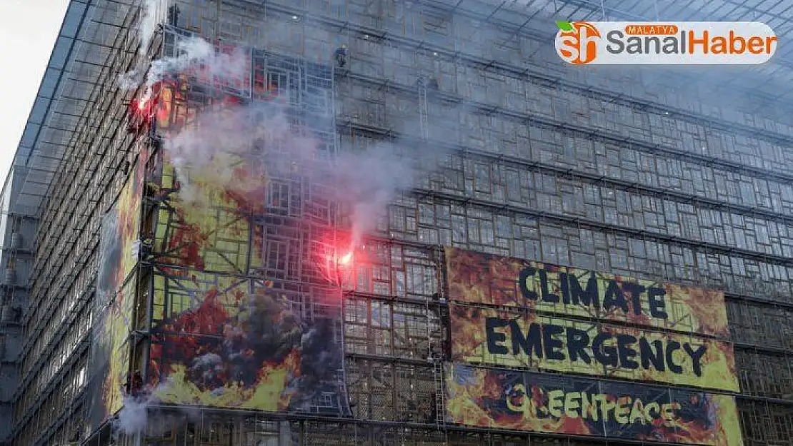 Brüksel'de AB liderler zirvesinde meşaleli protesto