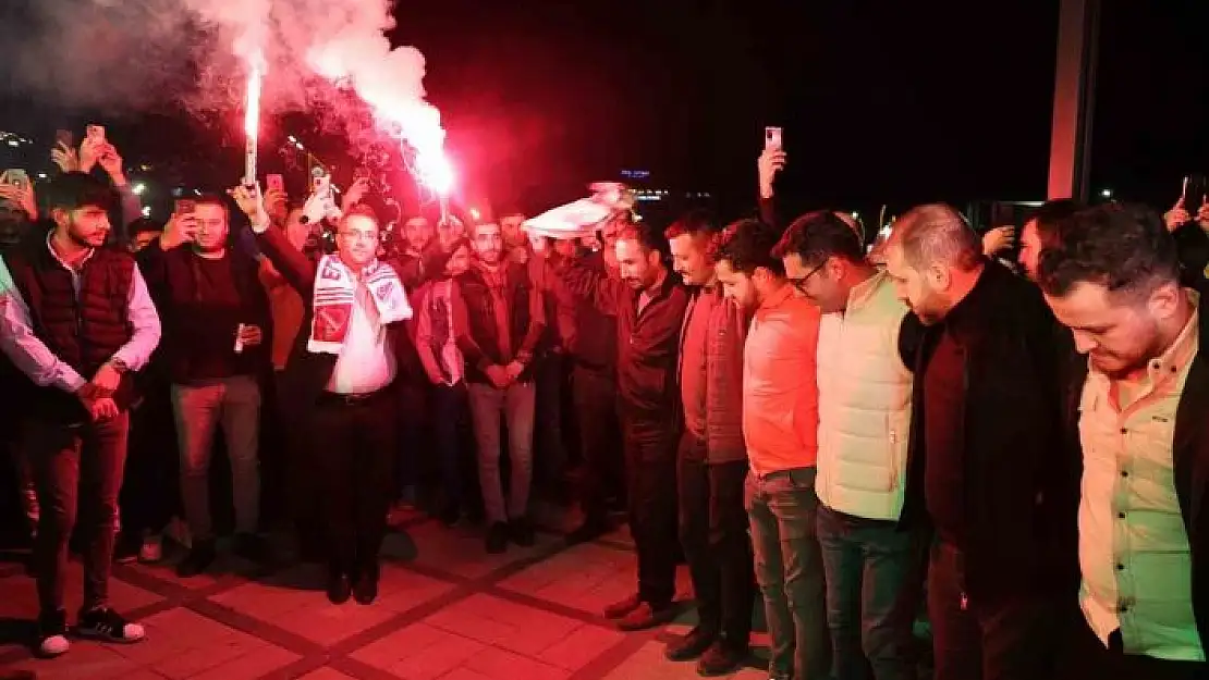 'Bu görüntüler miting alanından değil, sahur halayından: Yüzlerce kişi geleneksel sahur halayında buluştu'