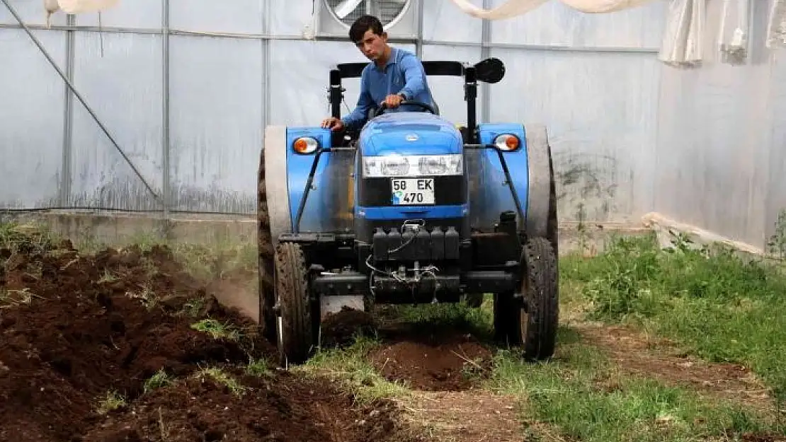 'Bu lisede öğrenciler traktör sürüp tarım yapıyor'