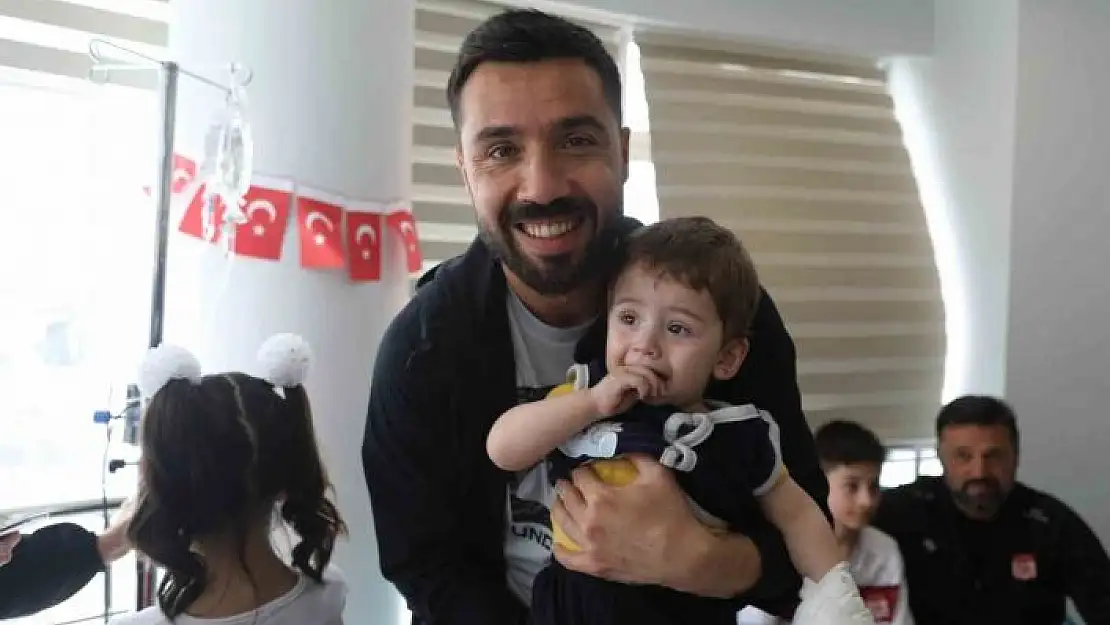 'Bülent Uygun ve futbolculardan çocuklara anlamlı ziyaret'