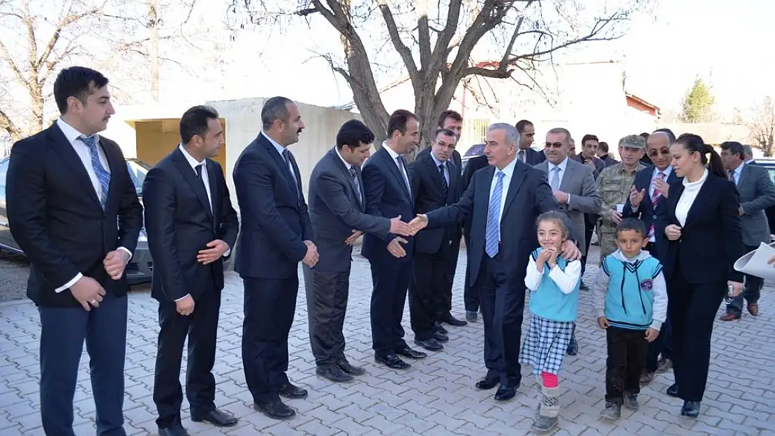  VALİ KAMÇI YAZIHAN´DA BAŞARILI ÖĞRENCİLERİ ÖDÜLLENDİRDİ