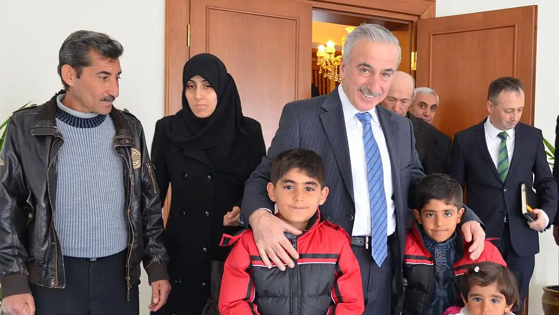 VALİ KAMÇI SURİYELİ AİLEYİ KABUL ETTİ
