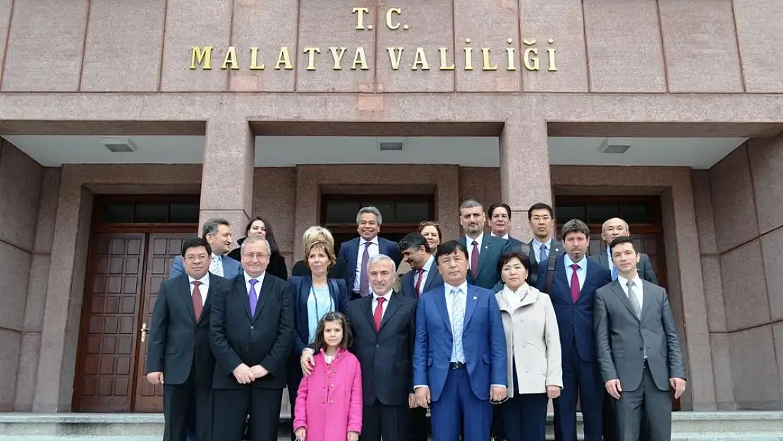 VALİ KAMÇI FUAR NEDENİ İLE İLİMİZDE BULUNAN YABANCI KONUKLARI AĞIRLADI